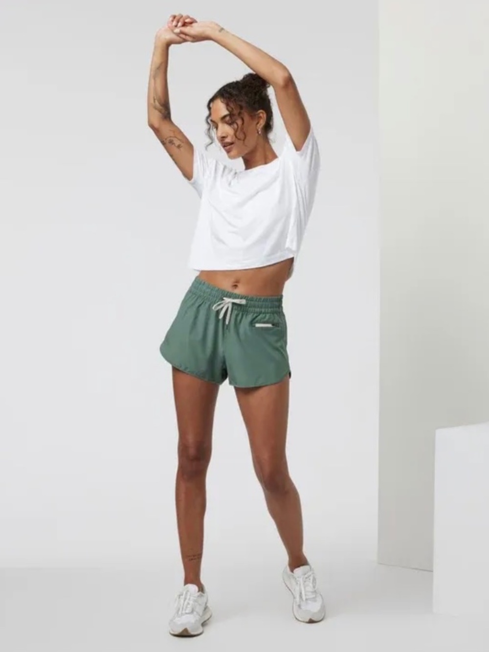 Vuori Clementine Shorts in Green Size Large NWOT